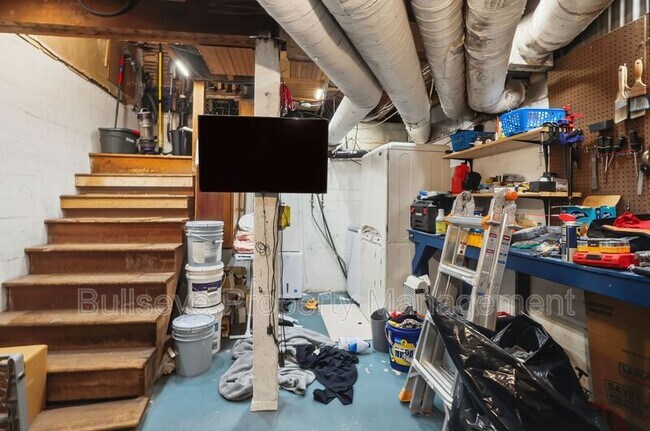 Building Photo - 525 W Lynwood St