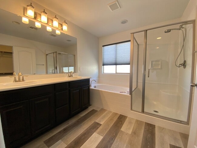Building Photo - Gorgeous Home in Gated Community!