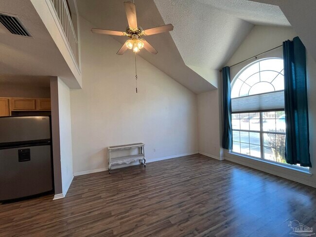 Building Photo - 1348 Redwood Ln