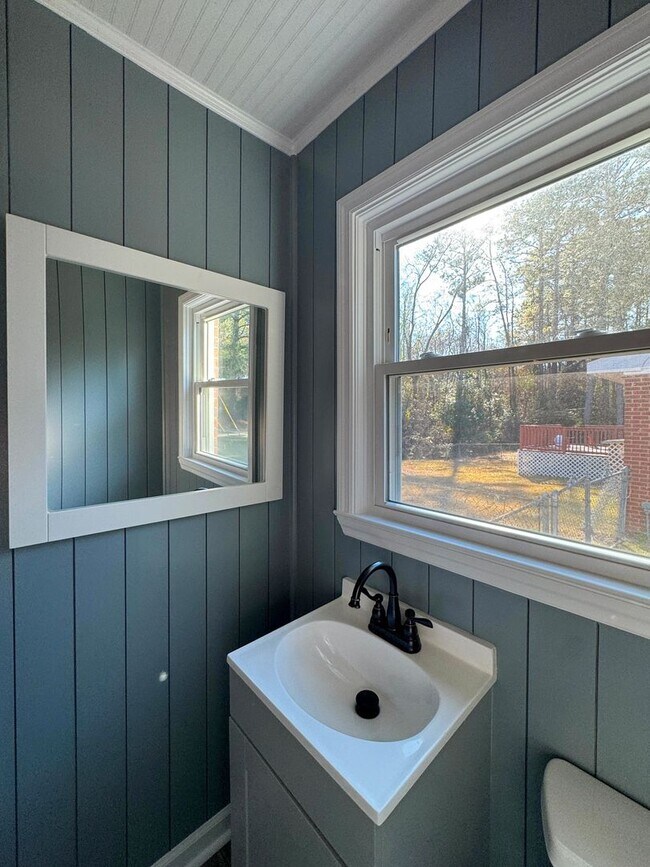 Building Photo - Charming 3 Bed 1.5 Bath Home with Flex Room