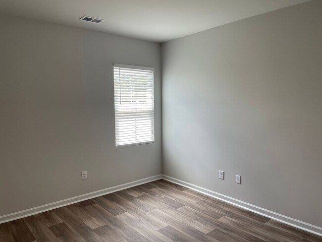 Building Photo - 2114 Northwest Dr