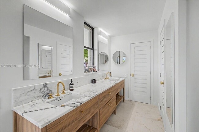 Building Photo - 2575 S Bayshore Dr