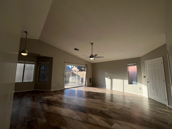 Building Photo - 910 N Swan Dr