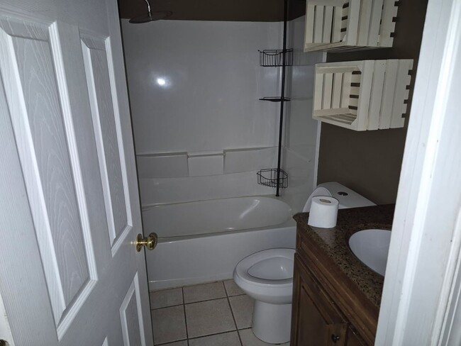 Building Photo - Spacious 3 Bed 2 Bath Rancher In Oxford