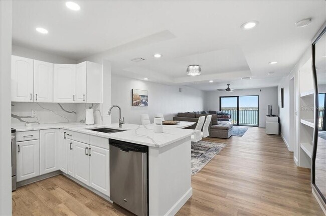 Building Photo - 7300 Sun Island Dr S