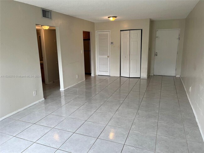 Building Photo - 405 S Pine Island Rd