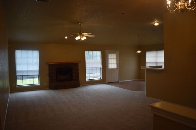 Building Photo - 2521 Creek Dr