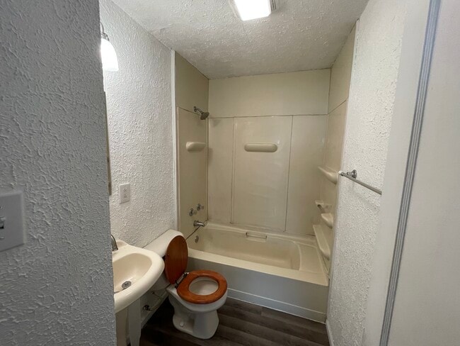 Building Photo - 921 NW D St