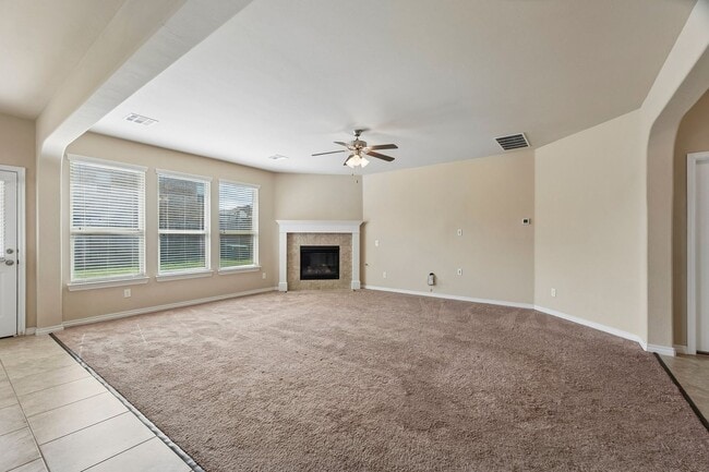 Building Photo - 3 bedroom 2 bath near Paycom!