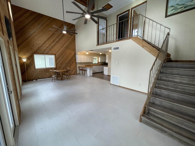Building Photo - 405 W Lakeshore Dr