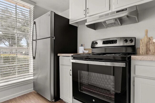 Building Photo - 7581 Chevy Chase Dr