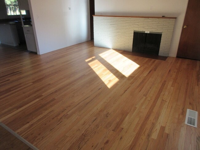 Building Photo - Three Bedroom Home in South Salem