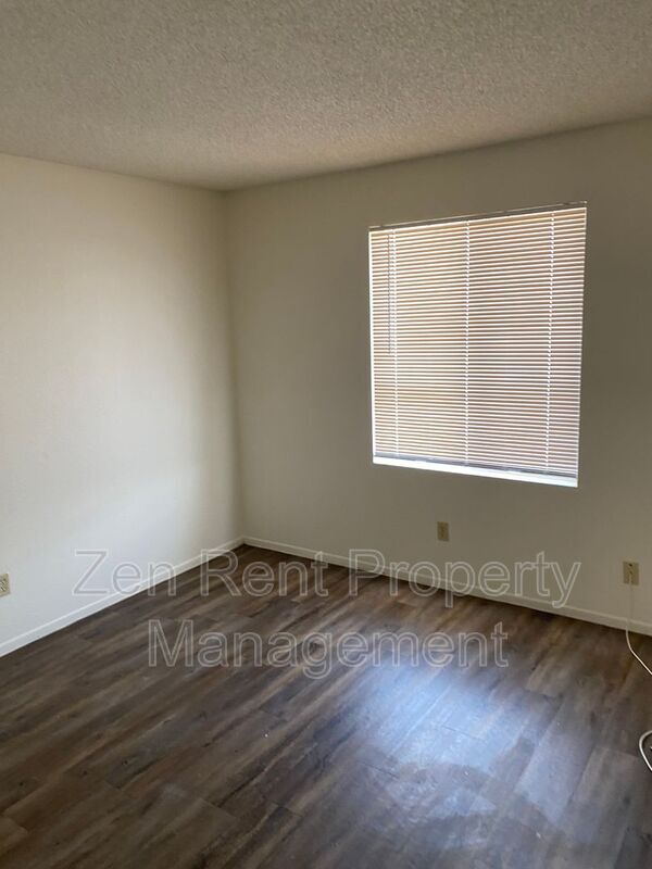 Building Photo - 5233 W Altadena Ave