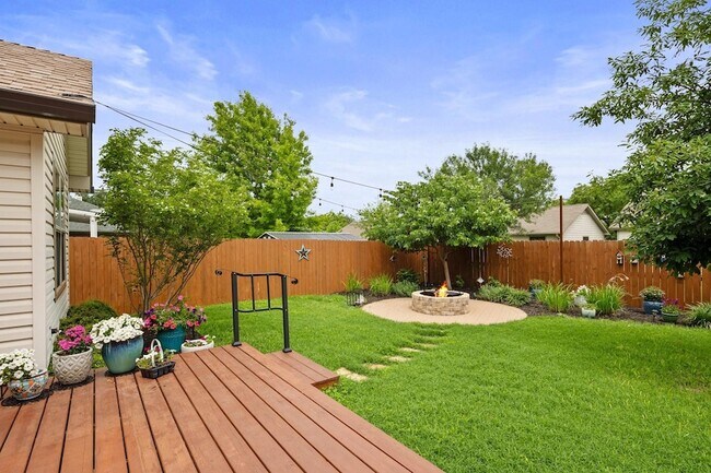 Building Photo - 1408 Deer Ledge Trail