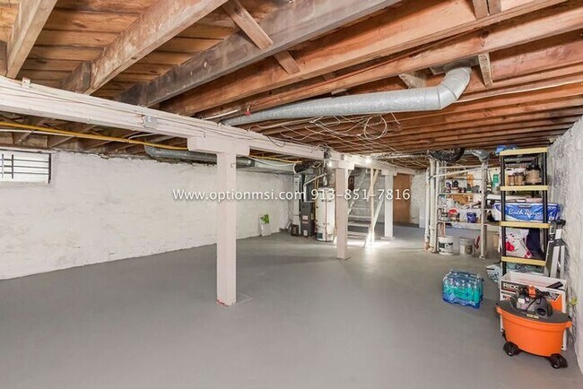 Building Photo - Charming, impeccably clean and maintained ...