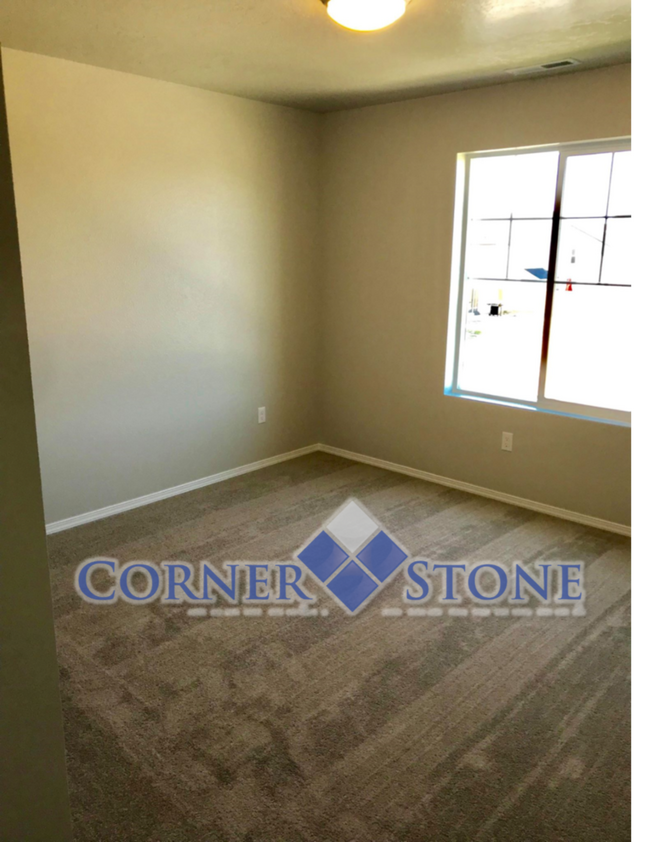 Building Photo - Spacious Home Canterbury Commons!