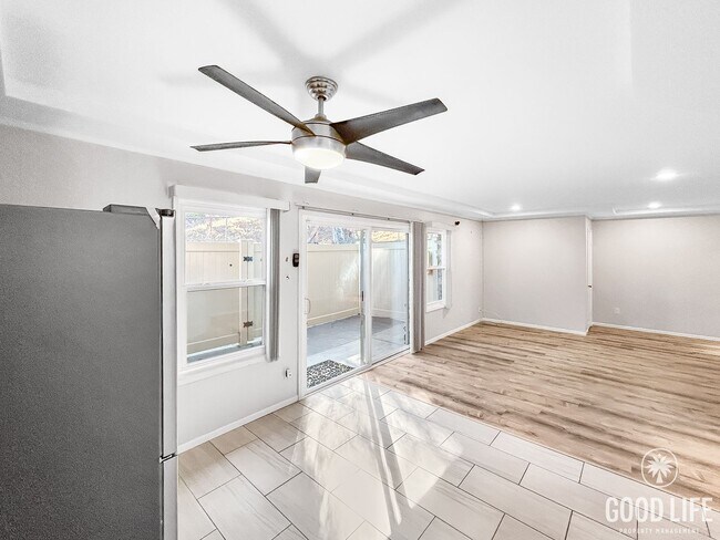 Building Photo - Stunning 2BD/2BA W/ Updated Kitchen, A/C, ...