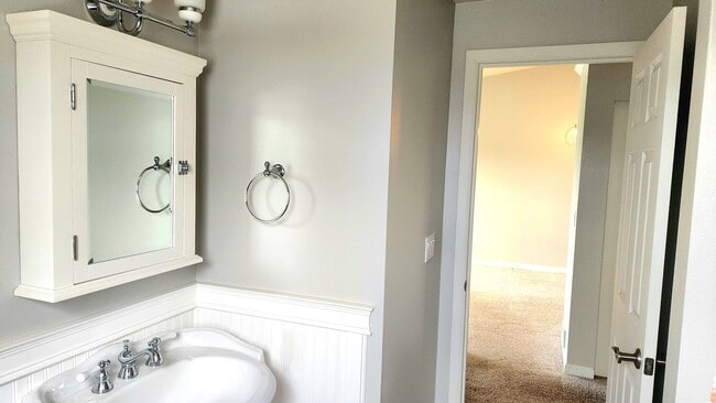 Building Photo - Lovely Oak Harbor Living and Pet Friendly!!