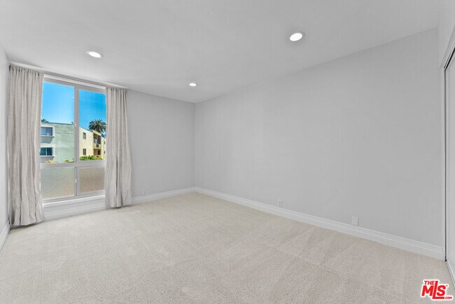 Building Photo - 809 S Bundy Dr