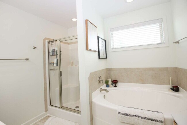 Building Photo - "Charming 3-Bed Home with Granite Elegance on Nessee Street, Fayetteville!"