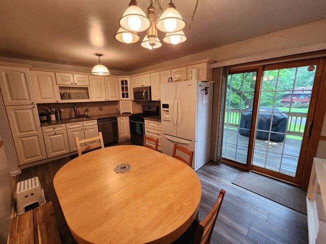 Building Photo - Beautiful 3-bedroom, 1.5-bathroom split-le...
