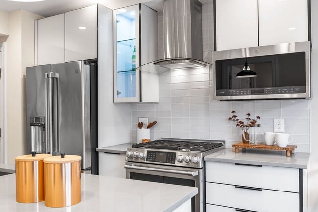 Building Photo - Stylish 2BR/2BA Bi-Level Condo with Private Roof Deck and Covered Parking!