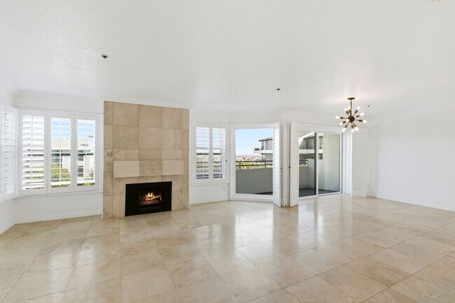 Building Photo - Ocean and Newport Harbor Views