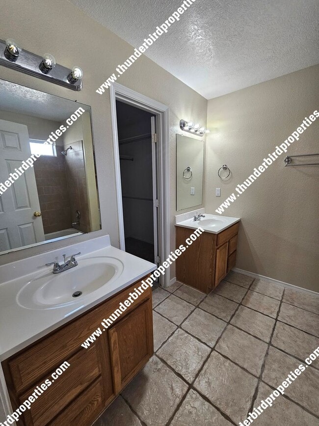 Building Photo - Lovely 3 Bedroom, 2 Bathroom, 2 Car Garage and 1,552 Sq. Ft. Home in Albuquerque.