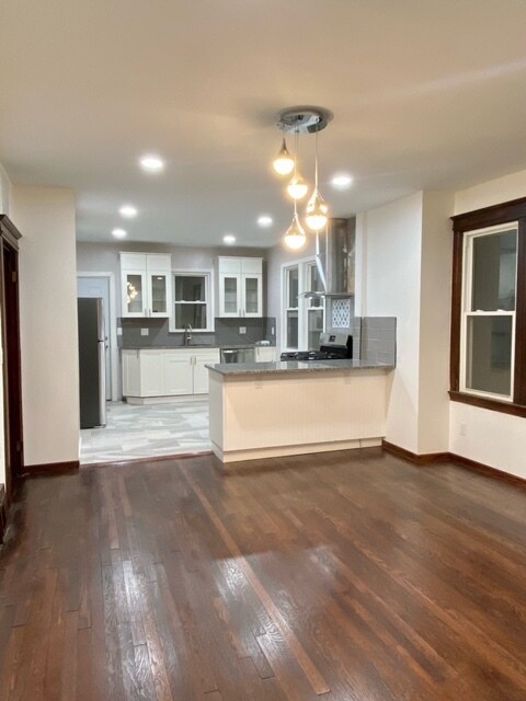 Building Photo - 664 Gladstone Ave