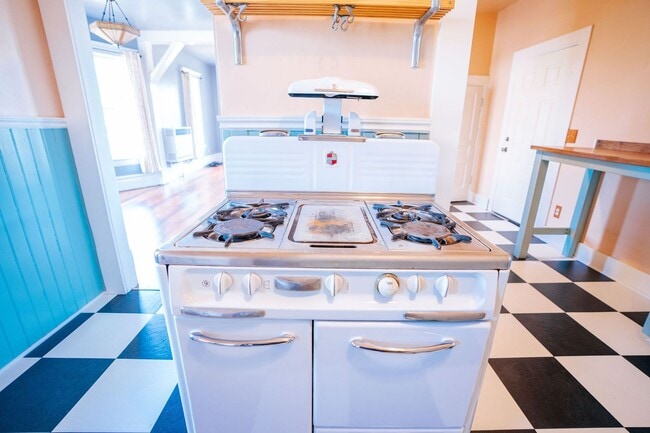Building Photo - Charming 3-Bedroom Victorian Home in the H...