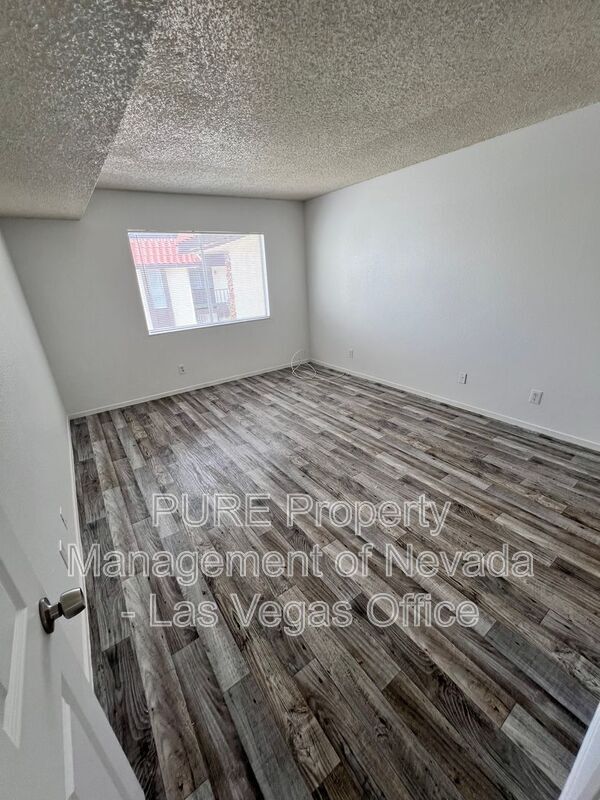 Building Photo - 1405 E Vegas Valley Dr