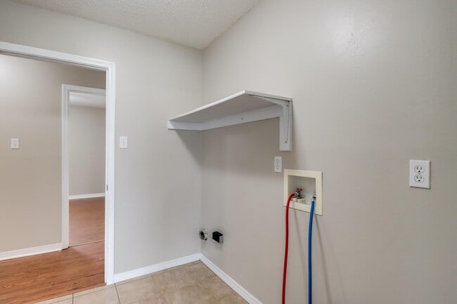 Building Photo - 8709 Palmetto Dr