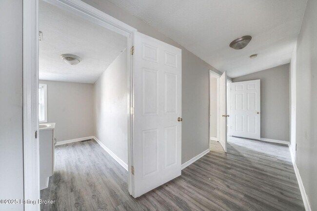 Building Photo - 1112 E Oak St