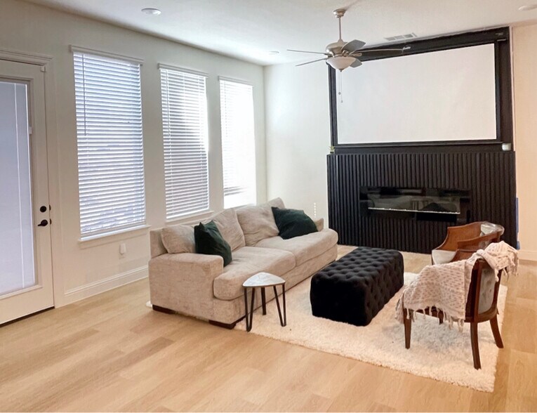 Building Photo - 5513 Traveller Dr