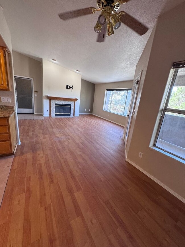 Building Photo - upper level with balcony - Boulder City