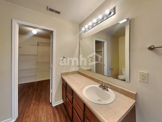 Building Photo - 467 Sedgewick Dr