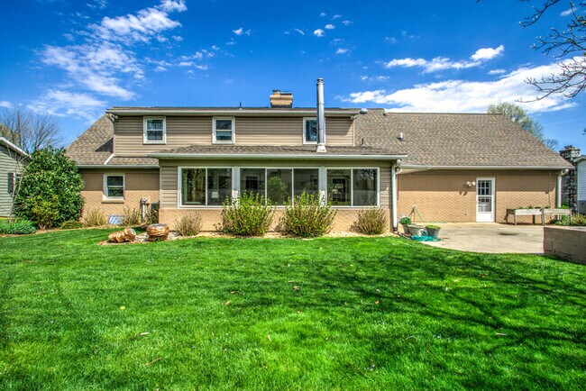 Building Photo - 1827 Larchmont Ln