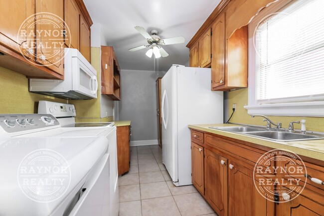 Building Photo - Spacious 3 Bedroom 2 Bathroom house on Qui...