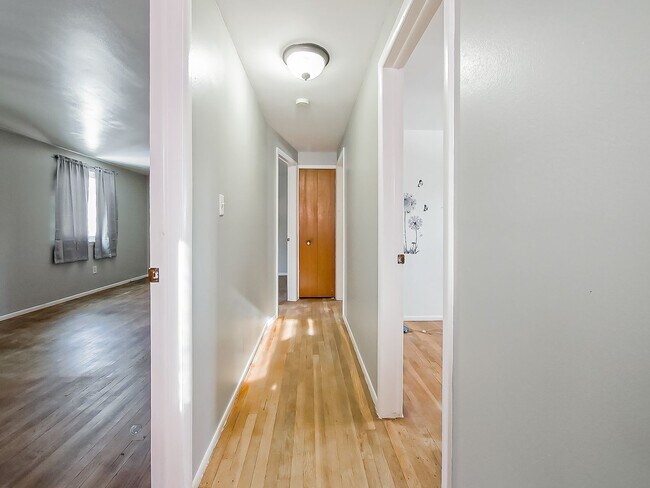 Building Photo - AVAILABLE NOW! Spacious and Inviting Westland Home!