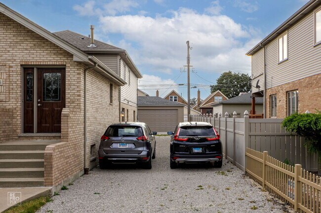 Building Photo - 5614 S Moody Ave