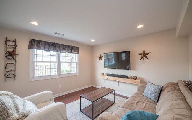 Building Photo - Well maintained 3 bedroom townhouse in established Frederick community ready early May!
