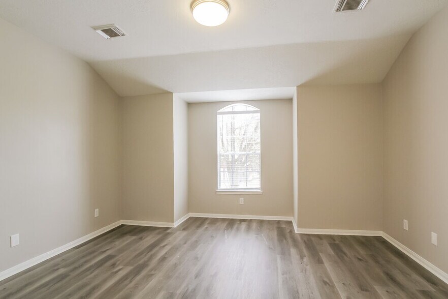 Building Photo - 31518 Kingston Village Dr