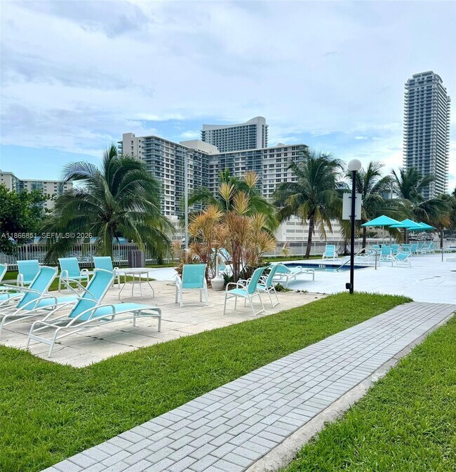 Building Photo - 400 Leslie Dr