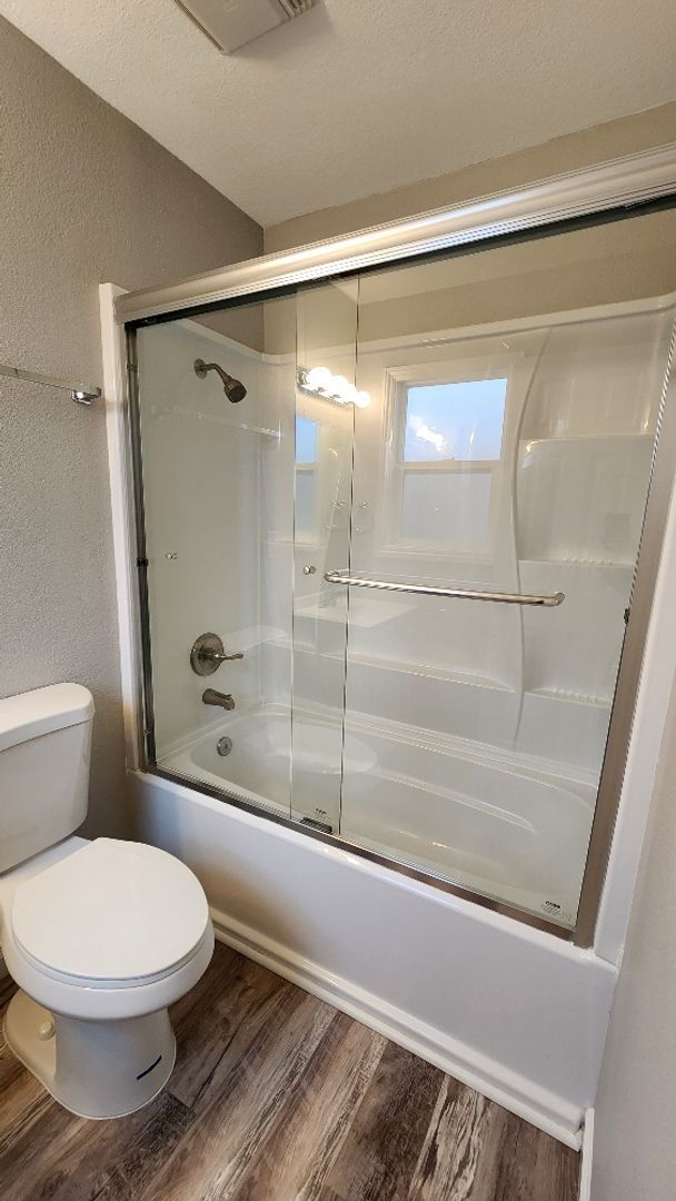 Building Photo - Beautiful 4 Bedroom 2 Bath Home Centrally ...
