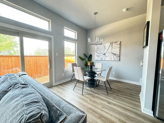 Building Photo - Retreat Model Home