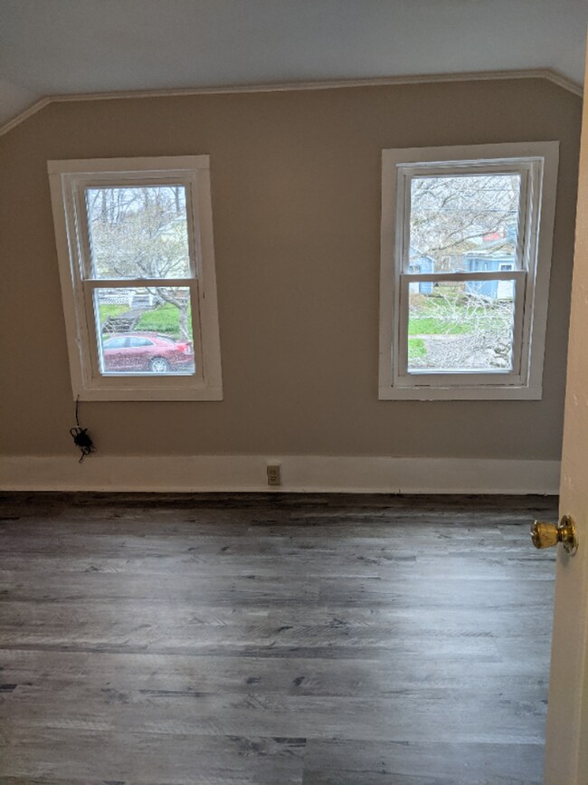 Building Photo - Adorable, Affordable, Available!! Complete...