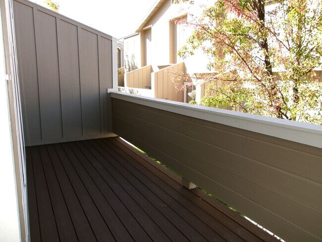 Building Photo - 3 Bedroom, 2-1/2 bath, 2-car garage in Nor...