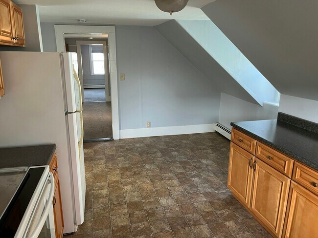 Building Photo - 18 Roundy St