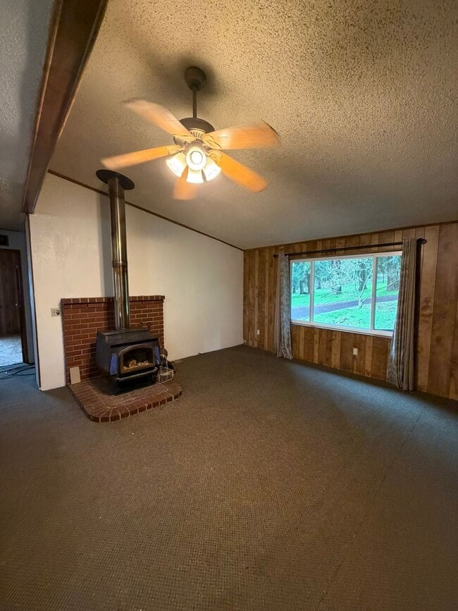 Building Photo - 3 Bedroom with a View!