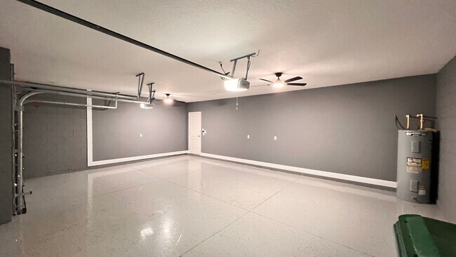 Building Photo - Immaculate 4 BR / 3 BA - With an OFFICE!